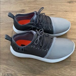 UnderArmour active tennis shoes